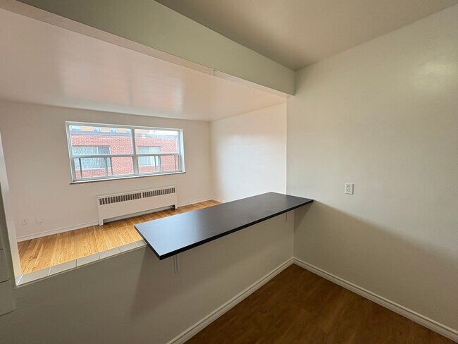 Building Photo - Spacious 2 Bedroom Steps to Upper James