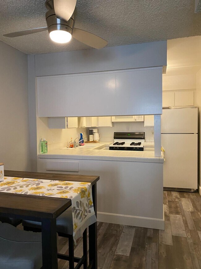 Foto del edificio - 4919 N Millbrook Ave