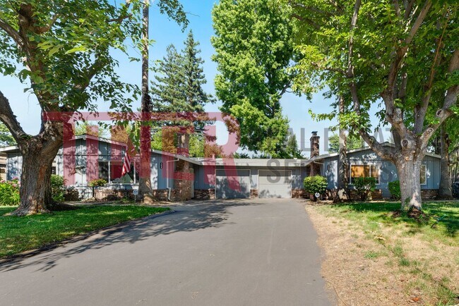 Foto del edificio - Stunning Home Next to the American River