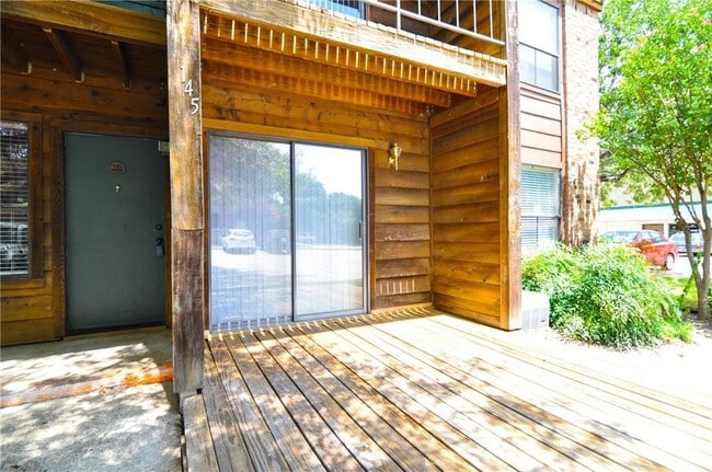 Foto del edificio - 904 University Oaks Blvd