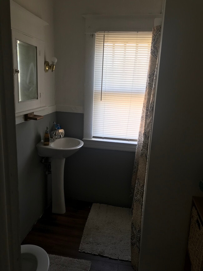 Full bath - 1305 Sigsbee St SE
