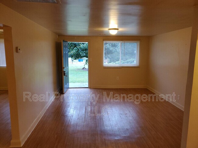 Building Photo - 4 N Wingate Rd