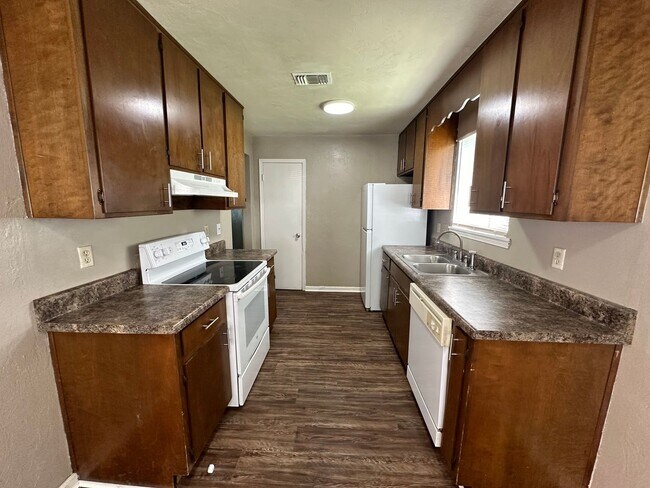 Building Photo - 749 Pointe Ct