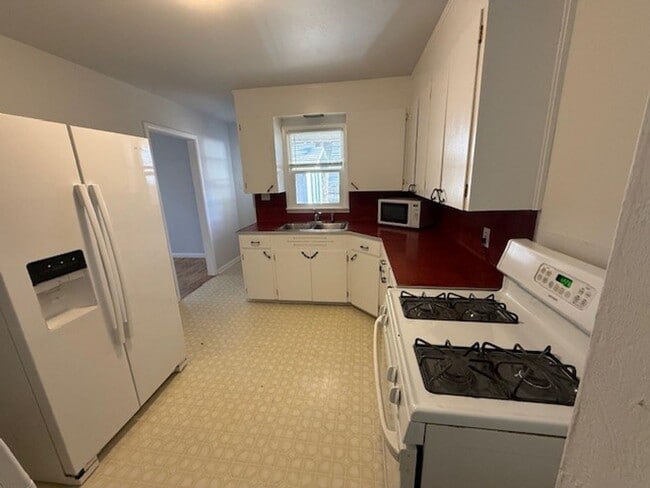 Building Photo - Adorable Cottage in Ivywild!