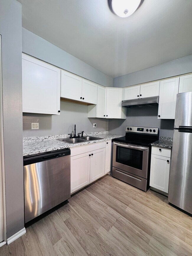 Foto del edificio - 7640 Woodview St