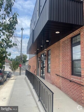 Building Photo - 581 Jamestown Ave.