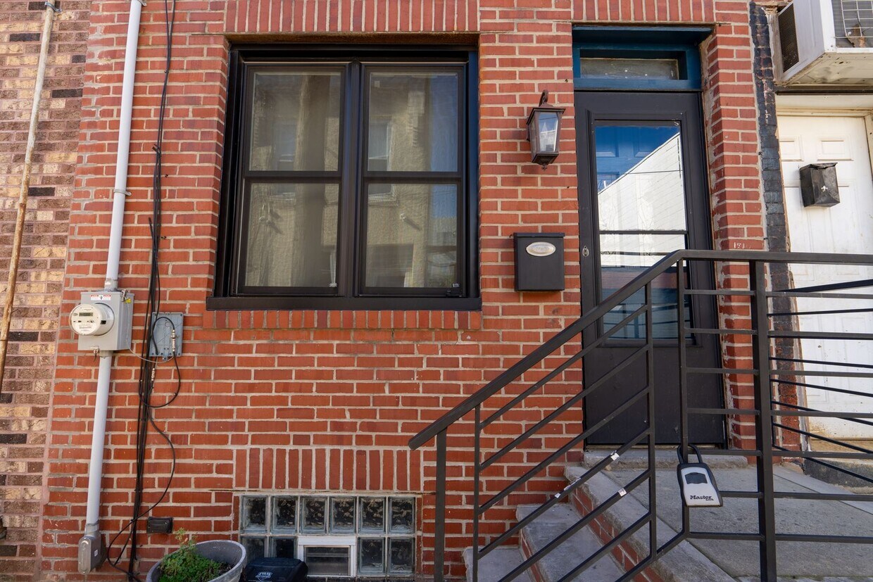 Primary Photo - Lovely 3 bedroom, walking distance to Pass...