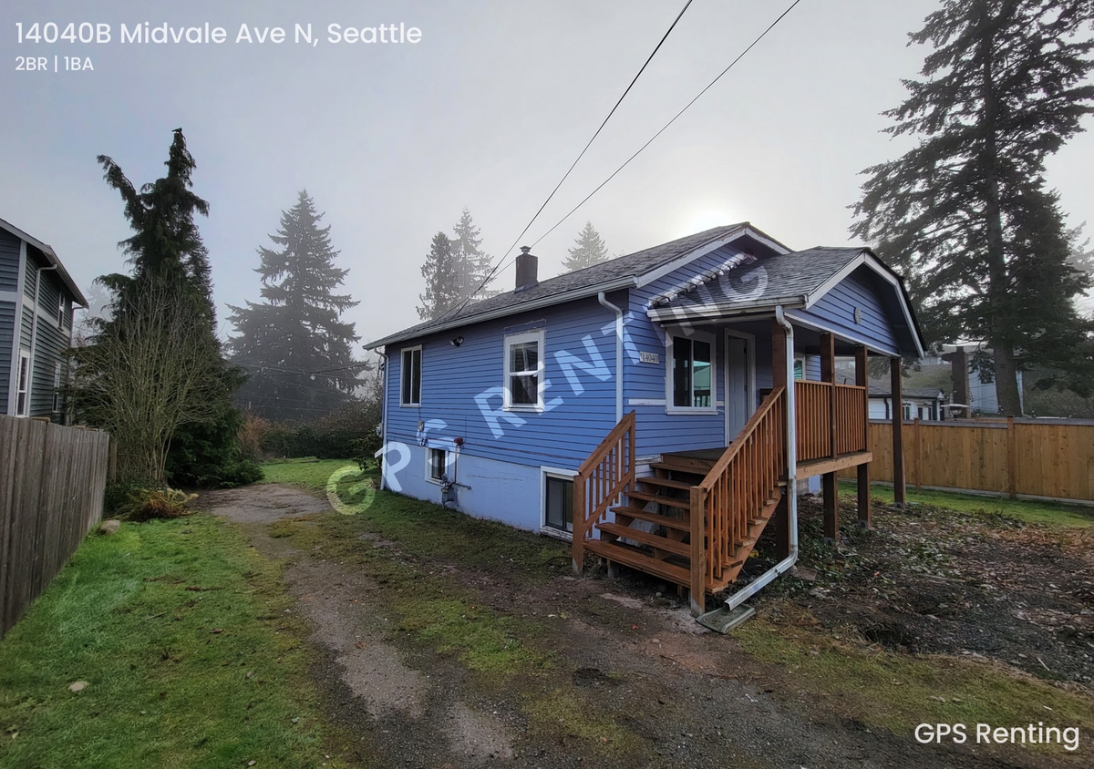 Primary Photo - Nicely Remodel Home sitting in prime Everg...