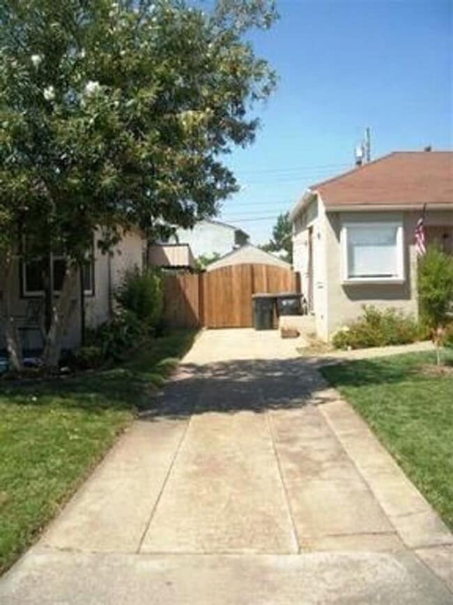 Building Photo - CUTE HOME IN EAST SACRAMENTO!!
