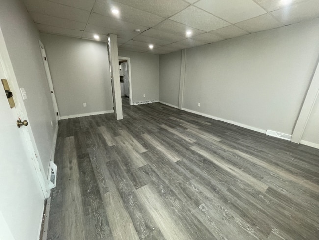 Building Photo - 37 Lake St