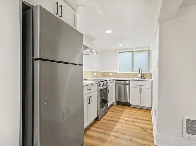 Building Photo - 125 NE Shaver St