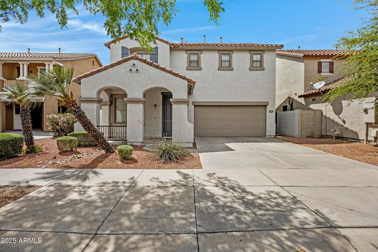 Foto principal - 1696 S Falcon Dr
