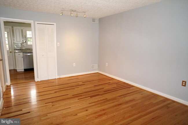 Building Photo - 430 Hampton Ct