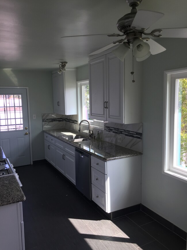 Building Photo - 1347 Orange Grove Ave