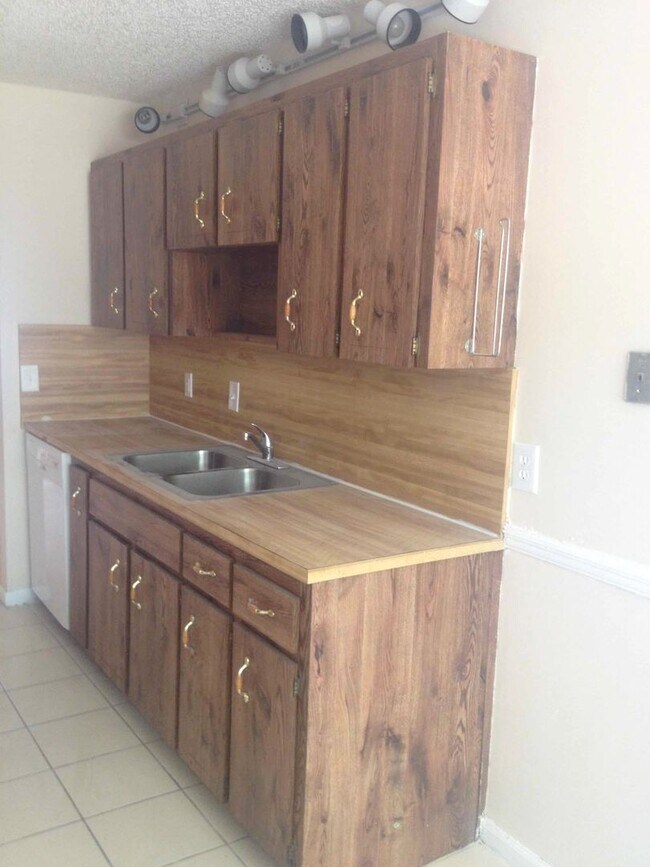 Foto del edificio - 3-bedroom, 2-bath single-family home for rent