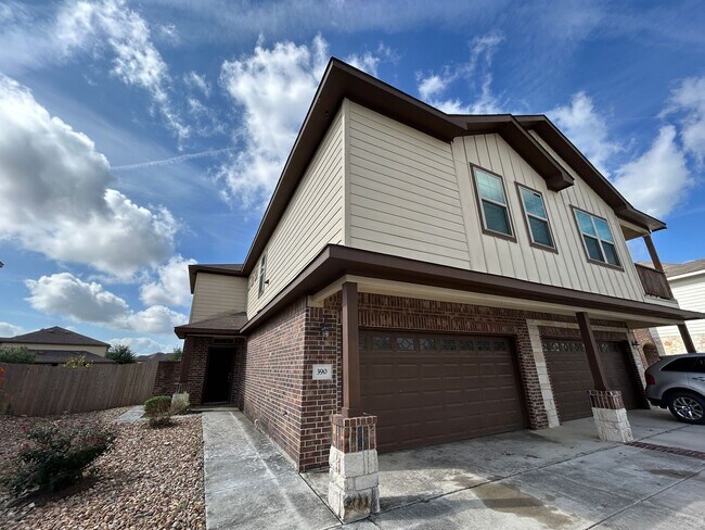 Building Photo - 1 Month Free Rent/ Large 3 Bedroom Duplex ...