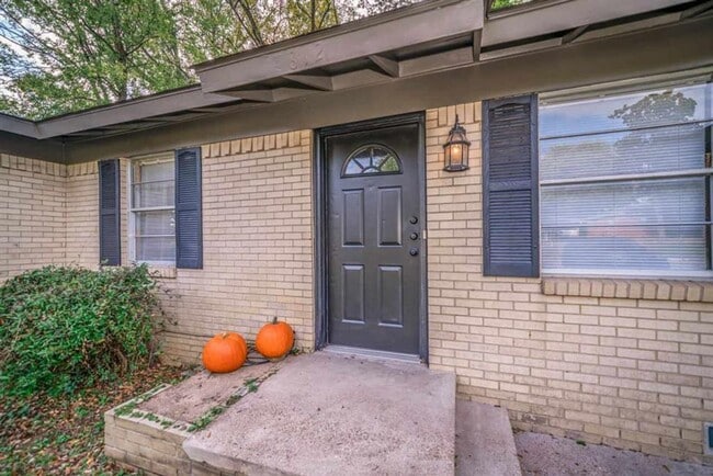 Building Photo - 3/1.5 Home in Central Longview