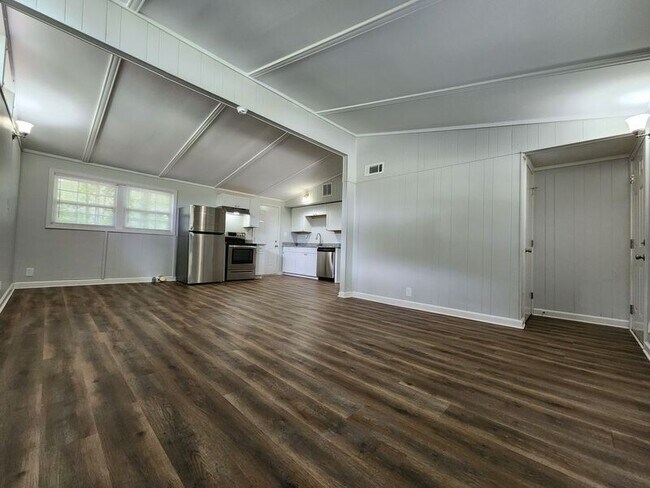 Building Photo - 523 Landers St