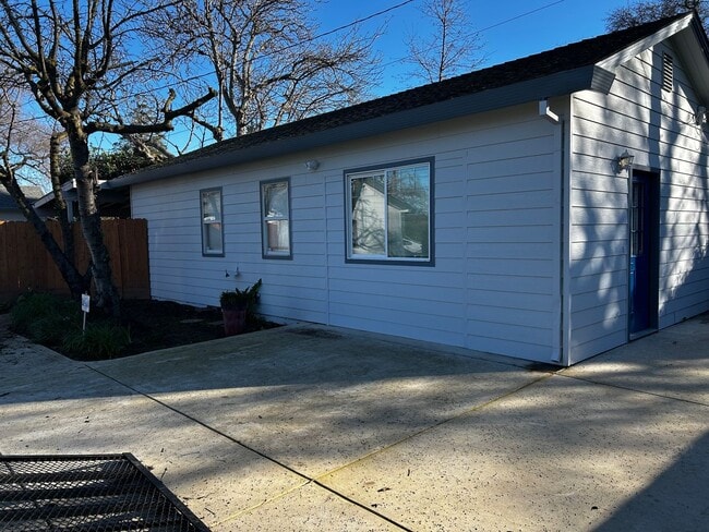 Building Photo - Available now! 1bed/1bath Great Neighborhood!