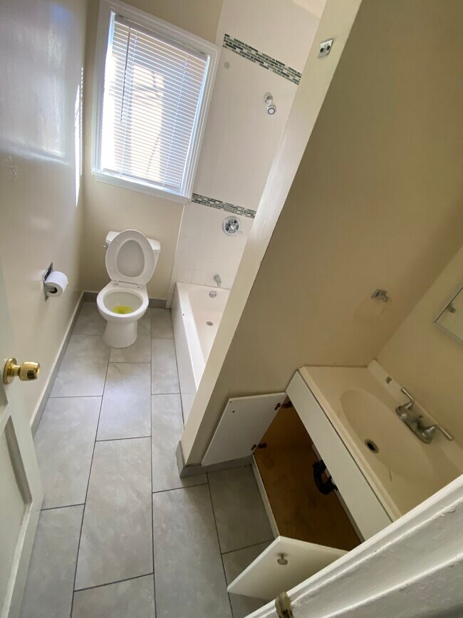 Baño - 1820 W 108th St