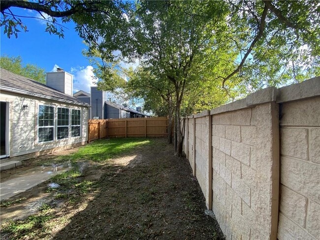 Foto del edificio - 1402 Hyridge Cir