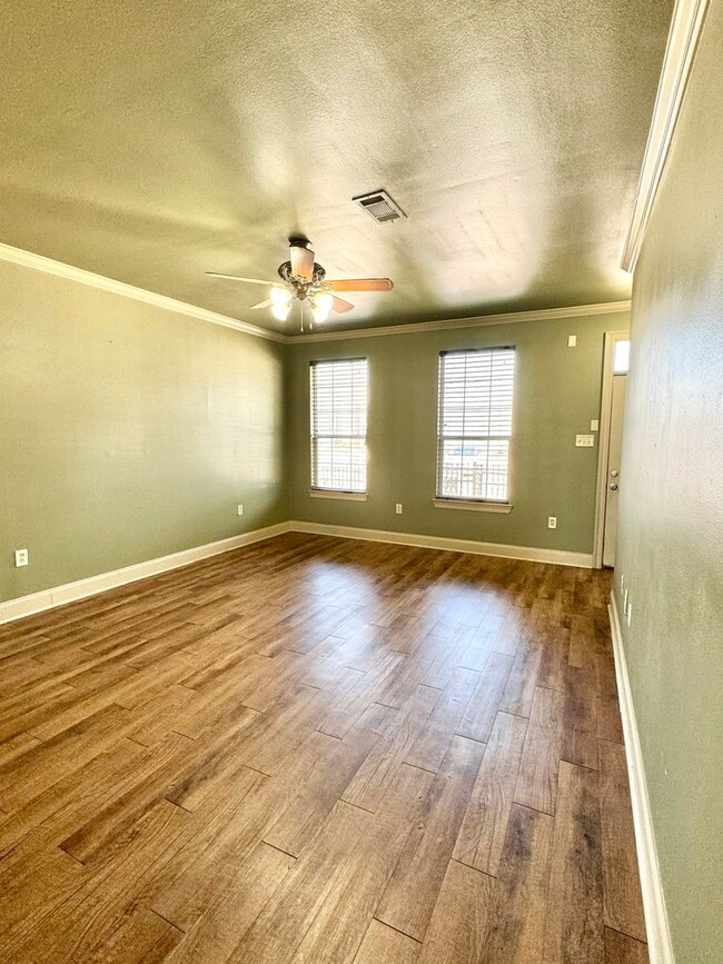 Building Photo - Beautiful and Spacious 2BD/2.5BA Condo in ...