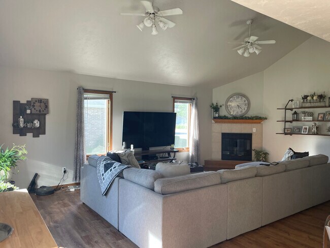 Living Room - 3018 Manitowoc Rd