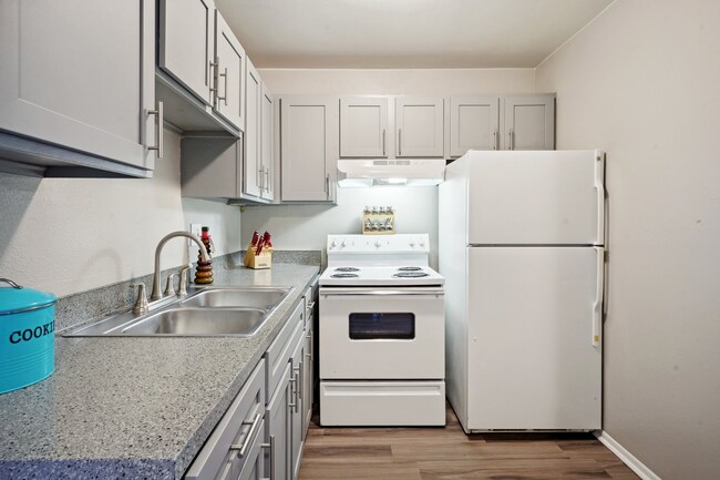 1 habitación - Área de cocina remodelada con encimeras de granito en apartamentos seleccionados - Westview Apartments
