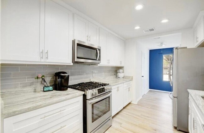 Foto del edificio - Spacious House with Beautiful Yard in Austin