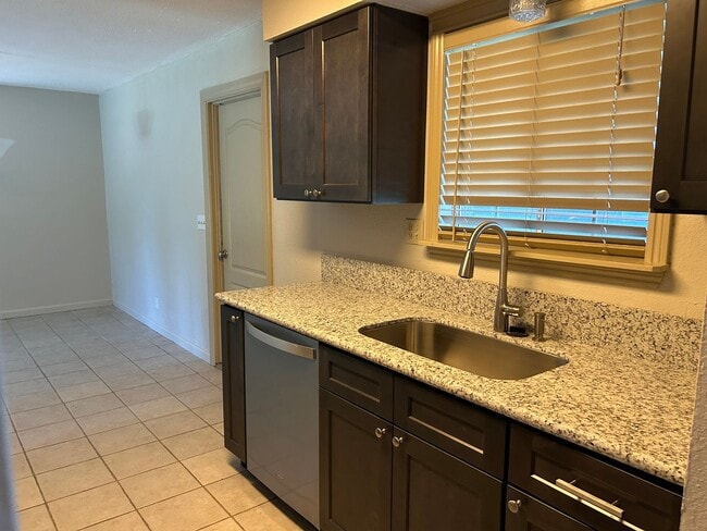 Foto del edificio - Lots of NEW