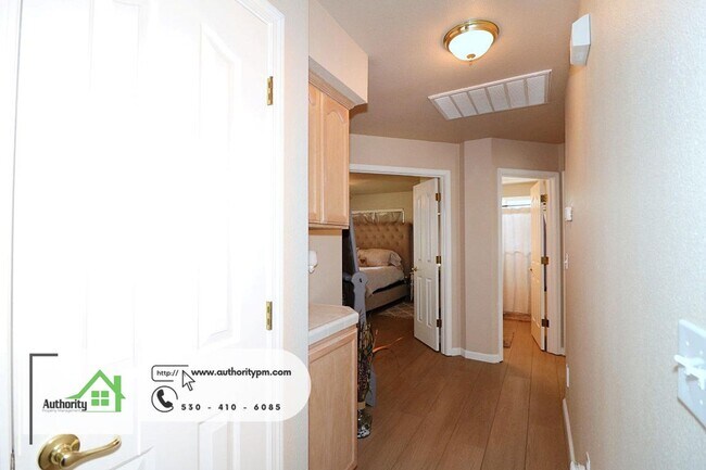 Building Photo - 3461 Meridian Dr - We Welcome Dogs with an...
