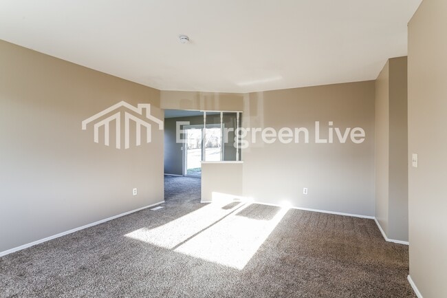 Building Photo - 868 Liverpool Pl