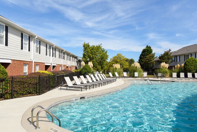 Piscina estilo resort - University Townhomes at Charlotte