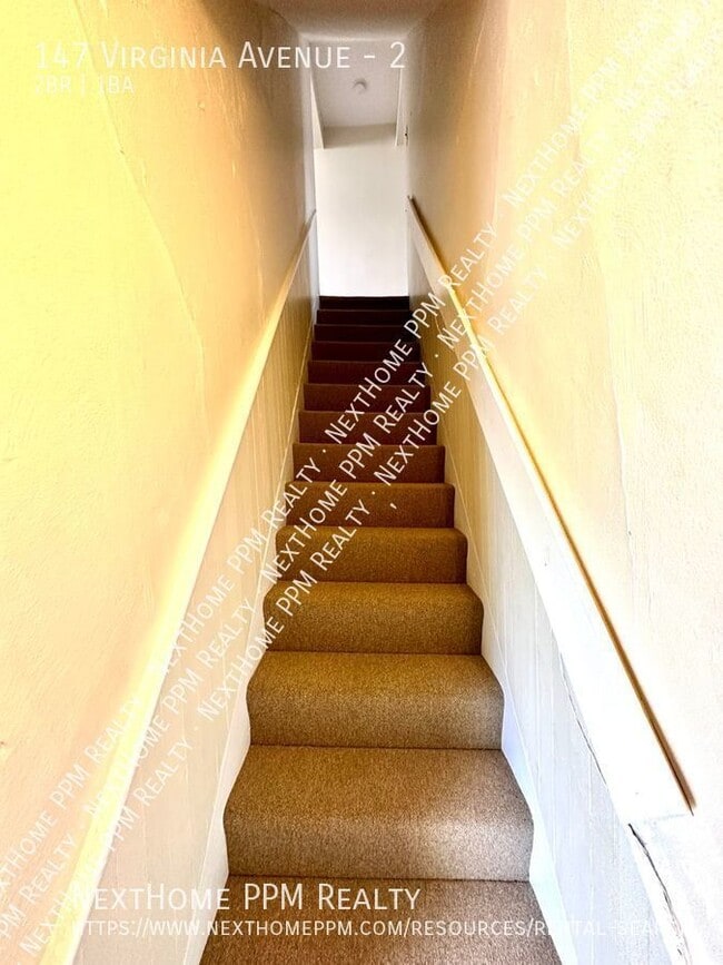 Building Photo - 2 bedroom 2nd floor duplex with laundry in...