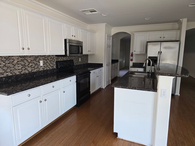 Building Photo - Gorgeous cul-de-sac home right off the gol...
