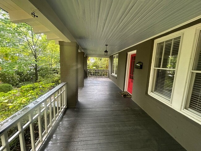 Building Photo - 2827 Wilmot Ave