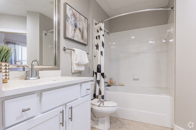 1BR, 1BA - 679SF - Bathroom - 2929 Wycliff