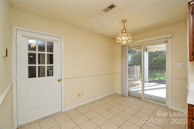 Foto del edificio - 3500 Rosedown Dr