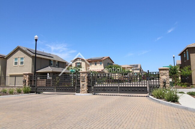 Foto del edificio - Beautiful Newer Roseville 3bd/2.5ba Home i...