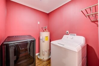 Building Photo - 303 Shady Glen Ln