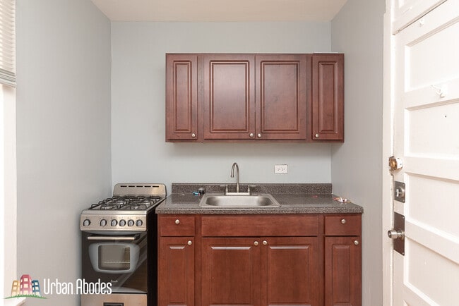 Building Photo - 3261 W Wrightwood Ave