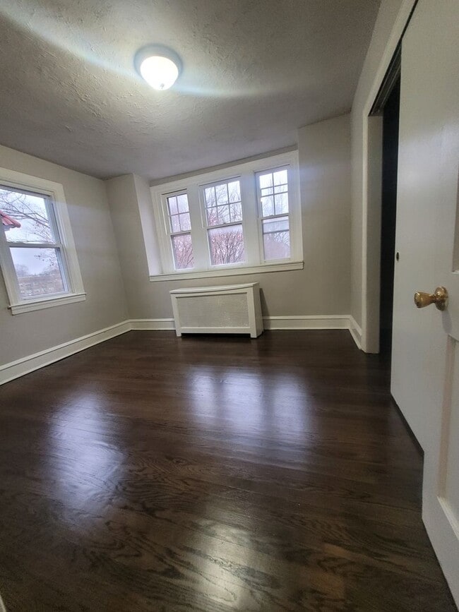 Building Photo - Your Family's New Home - 3bd/1ba newly ren...