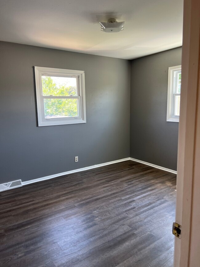 Upstairs bedroom - 218 E Laurie St