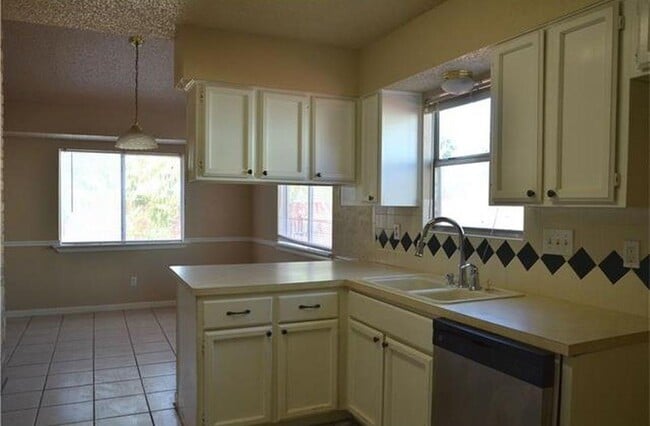 Foto del edificio - 609 Riverwood Dr
