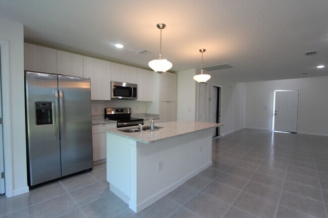 Foto del edificio - 50% OFF a month of rent!! STUNNING 4 BEDROOM 2 BATH HOME!!!