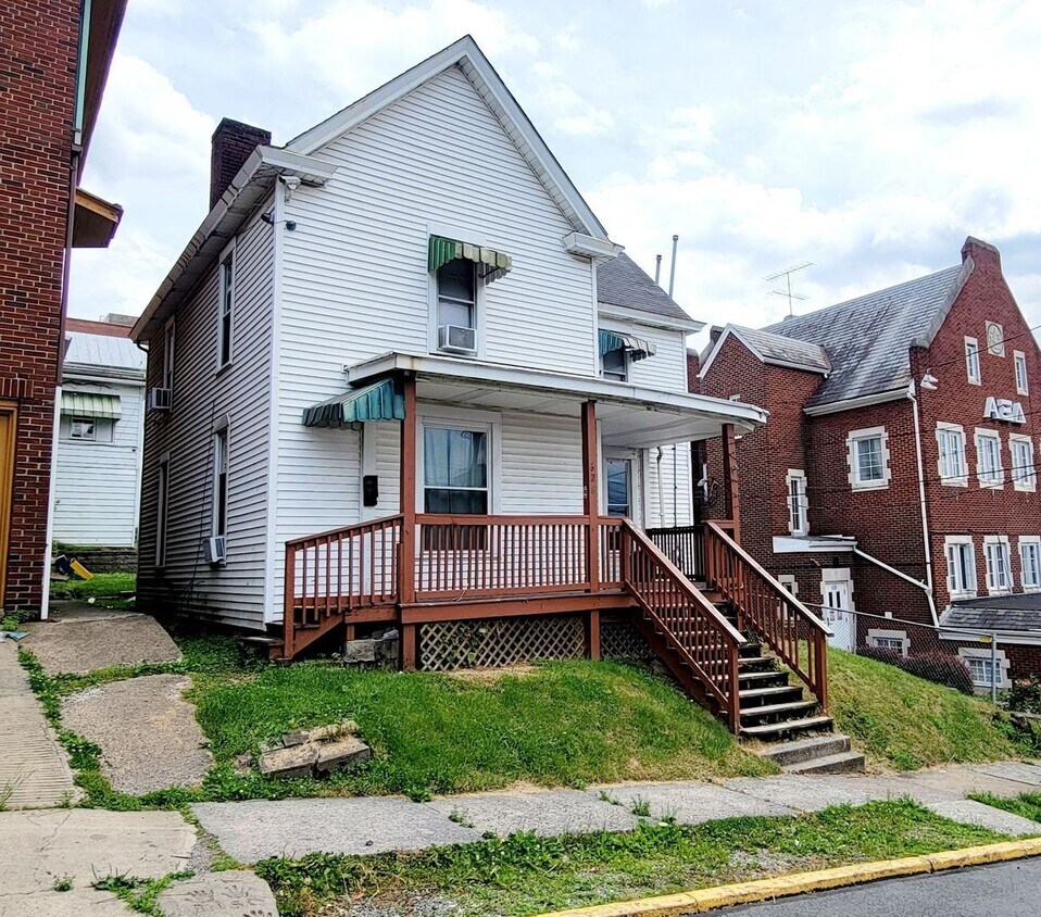 5 br, 2 bath House 628 Spruce Street House Rental in WV