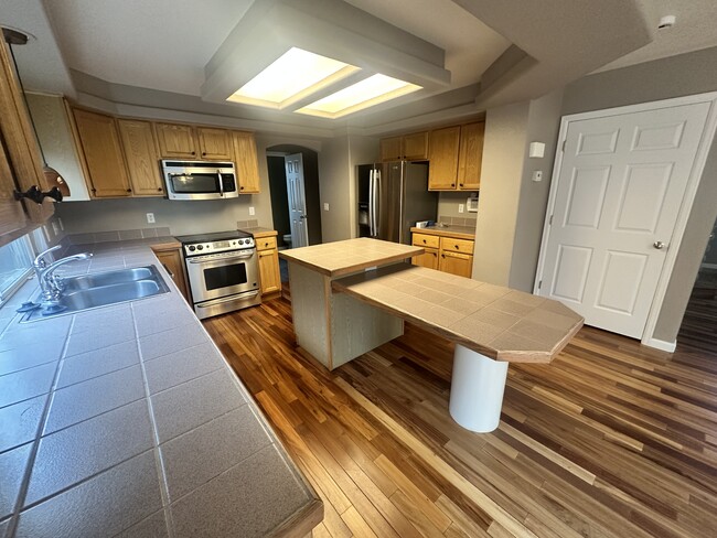 Photo - 1408 W Briarhollow Ln House