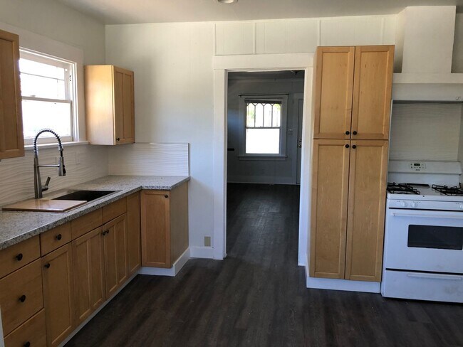 Building Photo - Quaint 2 BR/1BA House near downtown Martin...