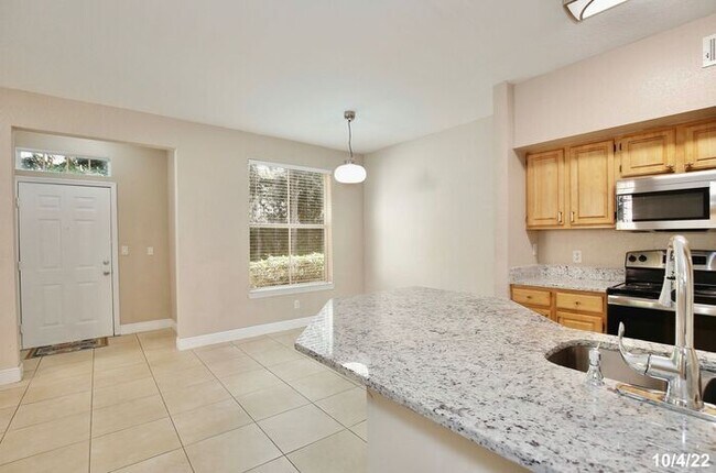 Building Photo - Beautiful 3/2 Spacious Condo with Lawn Car...