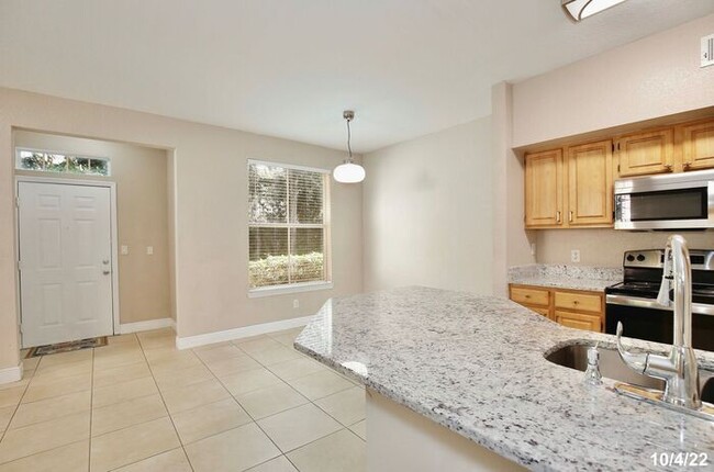 Foto del edificio - Beautiful 3/2 Spacious Condo with Lawn Car...